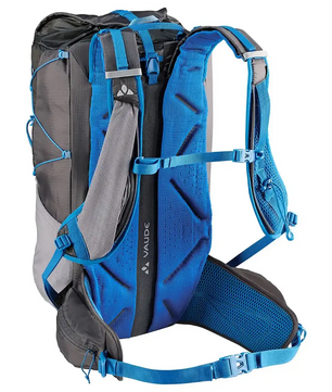 Der Vaude Trail Spacer 28 Rucksack in Grau zeigt sich von hinten und verfügt über gepolsterte Träger, eine Brustschnalle, einen Hüftgurt und ein atmungsaktives 3D Spacerknit Tragesystem für schnelles Wandern.
