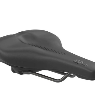 Der SQlab 602 Ergolux Active 2.1 Sattel in schwarz verfügt über ein konturiertes Design, sichtbare Schienen und Druckentlastung für Komfort auf langen Fahrten - ein stylischer Trekking Sattel von SQlab.