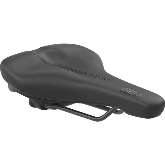 Der SQlab 602 Ergolux Active 2.1 Sattel in schwarz verfügt über ein konturiertes Design, sichtbare Schienen und Druckentlastung für Komfort auf langen Fahrten - ein stylischer Trekking Sattel von SQlab.