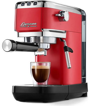 Die Tchibo Lapressa Siebträgermaschine - rot von Tchibo brüht gekonnt reichhaltigen Espresso in eine klare Glastasse auf dem Tablett.