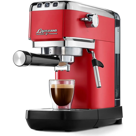 Die Tchibo Lapressa Siebträgermaschine - rot von Tchibo brüht gekonnt reichhaltigen Espresso in eine klare Glastasse auf dem Tablett.
