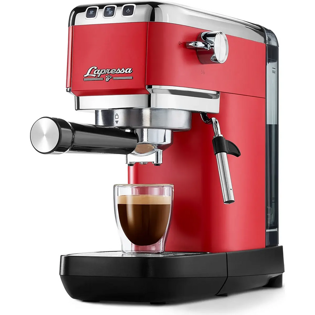 Die Tchibo Lapressa Siebträgermaschine - rot von Tchibo brüht gekonnt reichhaltigen Espresso in eine klare Glastasse auf dem Tablett.