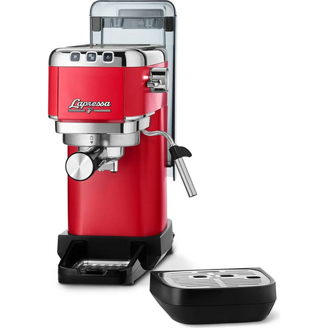 Die Tchibo Lapressa Siebträgermaschine - rot von Tchibo verfügt über verchromte Akzente, ein Dampfrohr und eine abnehmbare Tropfschale zur einfachen Reinigung.