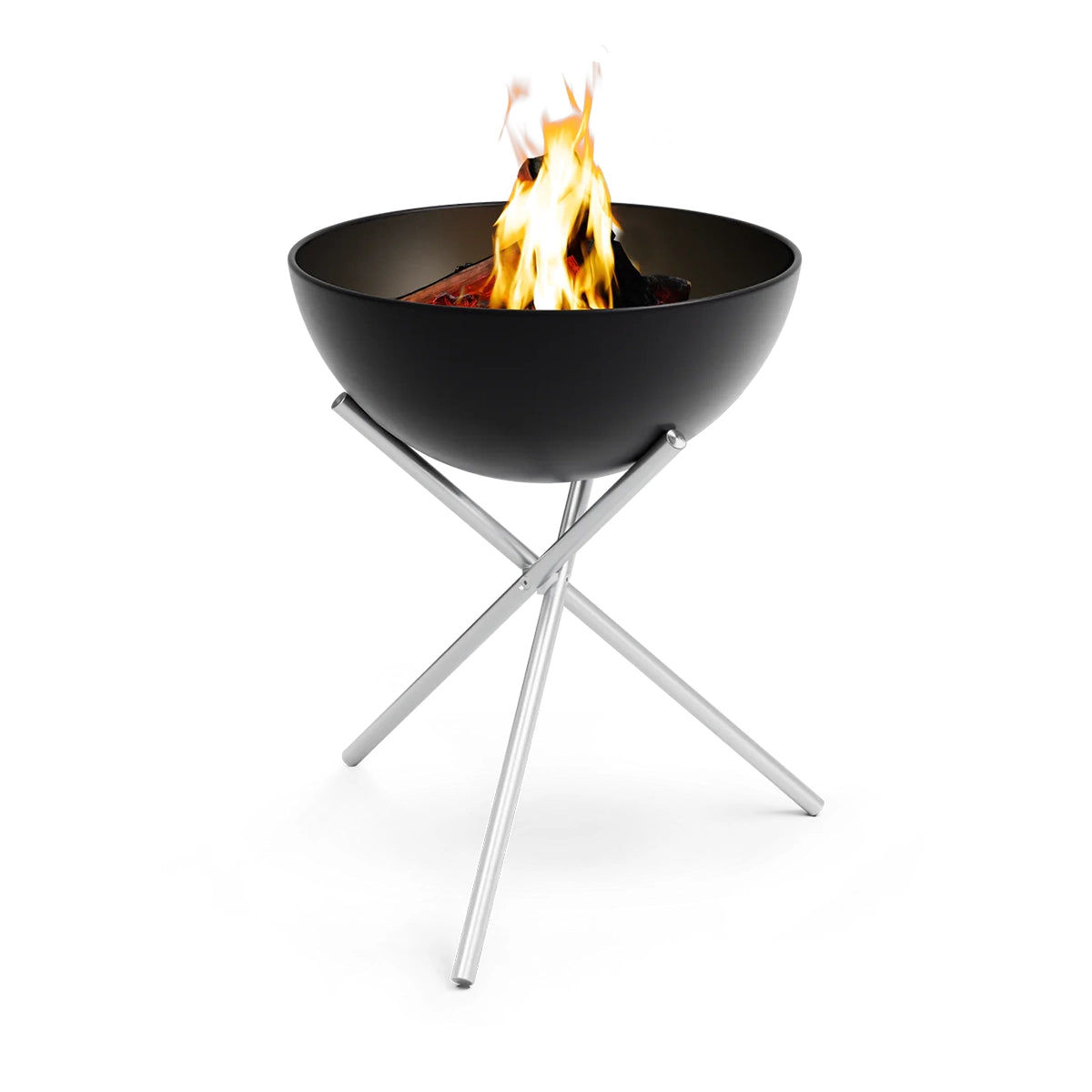 Die Höfats BOWL 57 Feuerschale - schwarz ist eine moderne schwarze Feuerschale von Höfats mit gekreuzten silbernen Metallbeinen und lebendigen Flammen auf weißem Hintergrund.