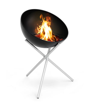 Die Höfats BOWL 57 Feuerschale - schwarz von Höfats ist eine runde, schwarze Schale auf gekreuzten Metallbeinen, die sich ideal als Grillschale oder auffälliges Mittelstück für jede Zusammenkunft im Freien eignet. Füllen Sie sie mit Brennholz für Wärme und Stil.