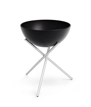 Die Höfats BOWL 57 Feuerschale - schwarz von Höfats zeichnet sich durch ein modernes schwarzes Design auf sich kreuzenden silbernen Metallstativen aus, die isoliert auf einem weißen Hintergrund dargestellt sind.