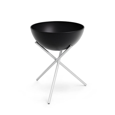 Die Höfats BOWL 57 Feuerschale - schwarz von Höfats zeichnet sich durch ein modernes schwarzes Design auf sich kreuzenden silbernen Metallstativen aus, die isoliert auf einem weißen Hintergrund dargestellt sind.