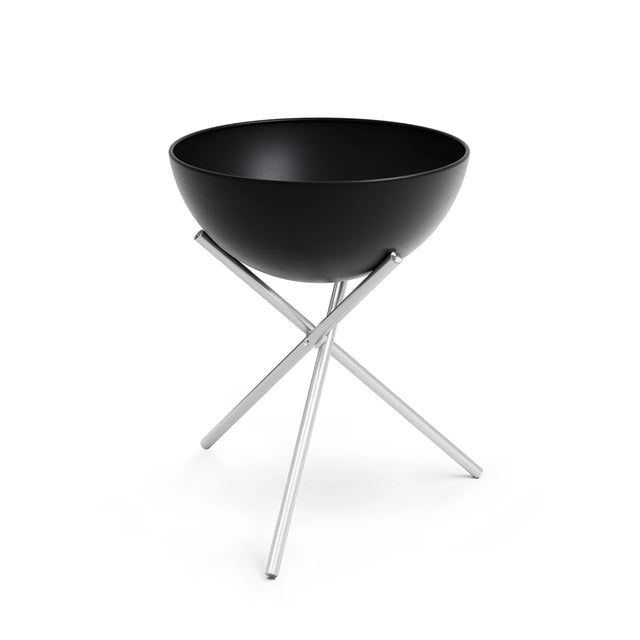 Die Höfats BOWL 57 Feuerschale - schwarz von Höfats zeichnet sich durch ein modernes schwarzes Design auf sich kreuzenden silbernen Metallstativen aus, die isoliert auf einem weißen Hintergrund dargestellt sind.