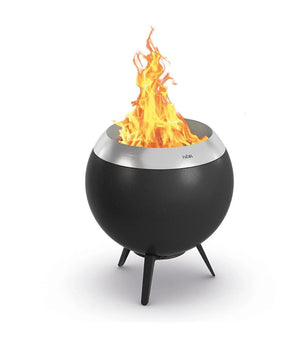 Die „höfats MOON 45“ Feuerschale von Höfats ist eine runde, schwarze Feuerschale mit drei stabilen Beinen und einem silbernen Rand, die so konzipiert ist, dass sie im Inneren eine hohe, helle Flamme trägt und so für eine beeindruckende Verbrennung mit Raucharme sorgt.