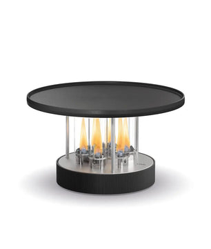 Der „höfats CIRCLE 35 Tischgrill – schwarz“ von Höfats ist eine runde Tischfeuerstelle mit sichtbaren Flammen unter einer schwarzen Abdeckung, die stilvoll als Bioethanol-Grill oder Tischgrill dient und hier vor weißem Hintergrund abgebildet ist.
