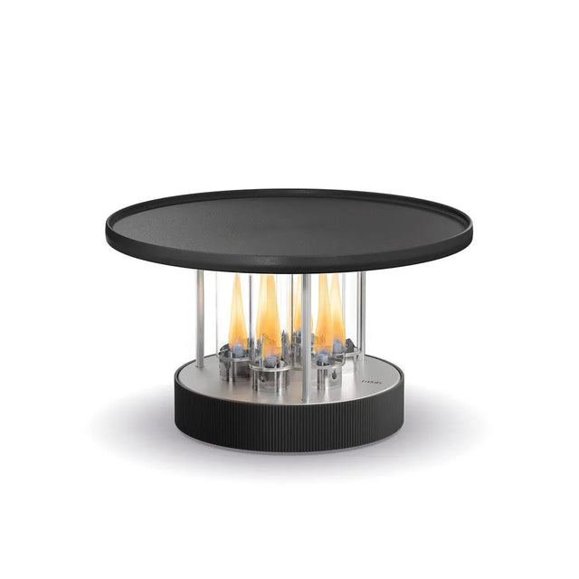 Der „höfats CIRCLE 35 Tischgrill – schwarz“ von Höfats ist eine runde Tischfeuerstelle mit sichtbaren Flammen unter einer schwarzen Abdeckung, die stilvoll als Bioethanol-Grill oder Tischgrill dient und hier vor weißem Hintergrund abgebildet ist.