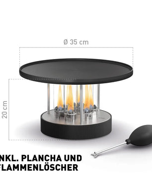 Der „höfats CIRCLE 35 Tischgrill – schwarz“ von Höfats ist ein Tischgrill mit sichtbaren Flammen, einer 35 cm breiten Plancha-Grillplatte und einer Höhe von 20 cm, der zusammen mit einem Löschgerät präsentiert wird.