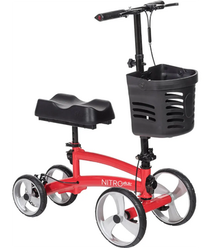 Der Drive Medical Nitro Glide Knie-Roller - rot verfügt über vier Räder, einen verstellbaren Lenker, eine gepolsterte Knieauflage und einen schwarzen Korb - ideal für eine reibungslose, komfortable Mobilität als zuverlässige Mobilitätshilfe.