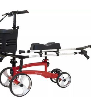 Drive Medical Nitro Glide Knie-Roller - rot von Drive Medical mit schwarzem Korb, vier Rädern und verstellbarem Lenker vor weißem Hintergrund.