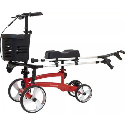 Drive Medical Nitro Glide Knie-Roller - rot von Drive Medical mit schwarzem Korb, vier Rädern und verstellbarem Lenker vor weißem Hintergrund.