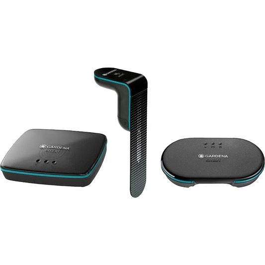 Drei elegante schwarze GARDENA 19210-20 smart Irrigation Control Sensor Sets mit türkisfarbenen Akzenten, die aus verschiedenen Blickwinkeln gezeigt werden, unterstreichen die fortschrittliche Gartenbewässerung und die nahtlose Integration mit der GARDENA smart App.