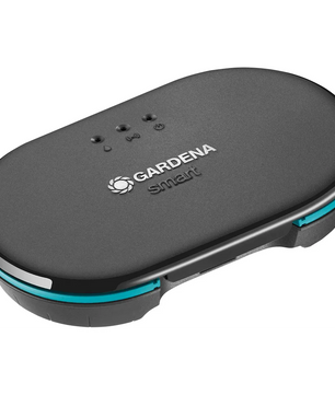 Die GARDENA smart Irrigation Control Bewässerungssteuerung in Schwarz verfügt über drei LED-Anzeigen auf der Oberseite und blaue Akzente an den Rändern – ideal für die nahtlose Integration in Ihr GARDENA smart Irrigation Control-System, das eine automatische Bewässerungssteuerung für Ihre Gartenbewässerungsanlage bietet.