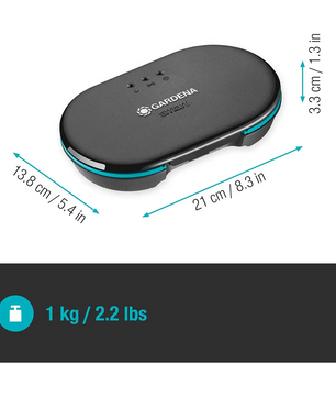 Die GARDENA Smart Irrigation Control Bewässerungssteuerung in Schwarz von GARDENA, mit den Maßen 21 x 13,8 x 3,3 cm und einem Gewicht von 1 kg (2,2 lbs), ist auf weißem Hintergrund abgebildet – ideal als automatische Bewässerungssteuerung für Ihr Gartenbewässerungssystem.