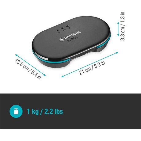 Die GARDENA Smart Irrigation Control Bewässerungssteuerung in Schwarz von GARDENA, mit den Maßen 21 x 13,8 x 3,3 cm und einem Gewicht von 1 kg (2,2 lbs), ist auf weißem Hintergrund abgebildet – ideal als automatische Bewässerungssteuerung für Ihr Gartenbewässerungssystem.
