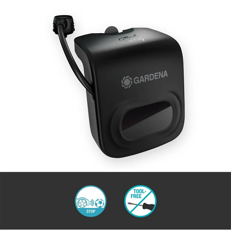 Das GARDENA Antikollisions-Radar 15022-20 in Schwarz – ein intelligentes Zubehör für Ihren Mähroboter – verfügt über ein integriertes GARDENA Antikollisions-Radar für eine zuverlässige, radarbasierte Hinderniserkennung. Das Produkt ist mit einem Kabel sowie Symbolen für „Stopp“ und „werkzeuglos“ auf grauem Hintergrund abgebildet.