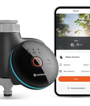 Der GARDENA Smart 19033-20 Bewässerungscomputer - schwarz wird neben einem Smartphone gezeigt, auf dem die intuitive App zur automatischen Bewässerungssteuerung angezeigt wird.