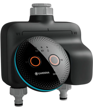 Die GARDENA 19034-20 smart Dual Water Control Bewässerungssteuerung in schwarz verfügt über zwei orangefarbene Drehregler und Schlauchanschlüsse, ideal für die Gartenbewässerung. Einfach programmierbar über die GARDENA smart App und Ihren Smart Bewässerungscomputer.