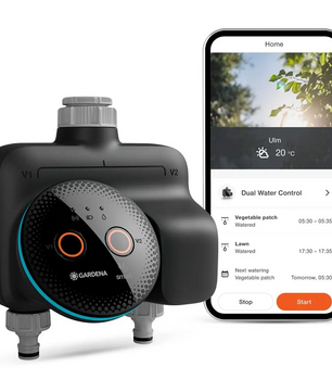 Die GARDENA 19034-20 smart Dual Water Control Bewässerungssteuerung (schwarz) mit zwei Ventilen neben einem Smartphone, das die GARDENA smart App zur komfortablen Gartenbewässerung zeigt.