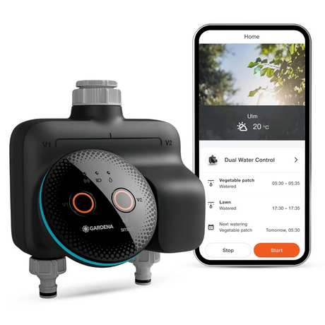 Die GARDENA 19034-20 smart Dual Water Control Bewässerungssteuerung (schwarz) mit zwei Ventilen neben einem Smartphone, das die GARDENA smart App zur komfortablen Gartenbewässerung zeigt.