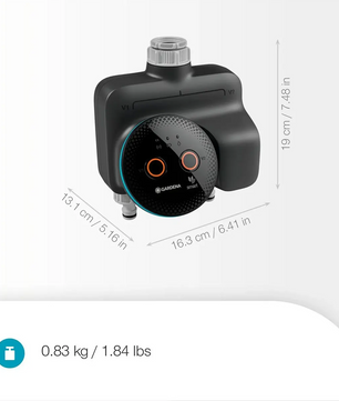 Die GARDENA 19034-20 smart Dual Water Control Bewässerungssteuerung in schwarz wird mit Größe und Gewicht auf weißem Hintergrund dargestellt - ideal für die einfache Gartenbewässerung über die GARDENA smart App.