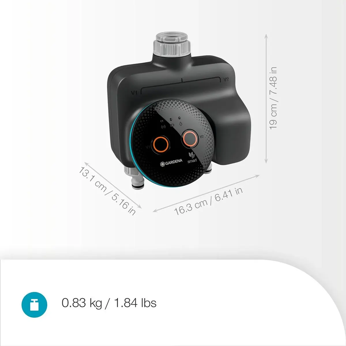Die GARDENA 19034-20 smart Dual Water Control Bewässerungssteuerung in schwarz wird mit Größe und Gewicht auf weißem Hintergrund dargestellt - ideal für die einfache Gartenbewässerung über die GARDENA smart App.