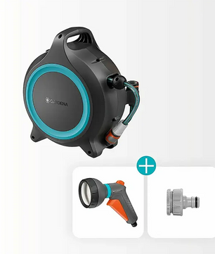Die GARDENA MoveMatic Schlauchbox – grau ist eine an der Wand montierte Schlauchtrommel mit integrierter Sprühdüse und Anschlussstück, die dank der innovativen RollControl-Technologie ein müheloses Aufrollen ermöglicht. Diese praktische mobile Bewässerungslösung von GARDENA ist vor einem weißen Hintergrund abgebildet.