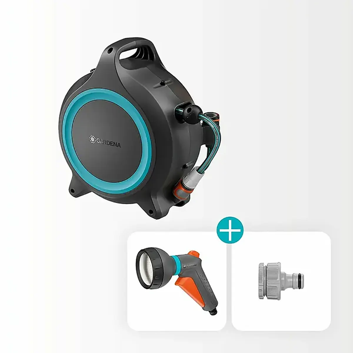 Die GARDENA MoveMatic Schlauchbox – grau ist eine an der Wand montierte Schlauchtrommel mit integrierter Sprühdüse und Anschlussstück, die dank der innovativen RollControl-Technologie ein müheloses Aufrollen ermöglicht. Diese praktische mobile Bewässerungslösung von GARDENA ist vor einem weißen Hintergrund abgebildet.
