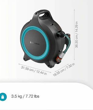 Elegante graue GARDENA MoveMatic Schlauchbox mit blauen Akzenten und einem praktischen Tragegriff; die Maße sind deutlich in Zoll und Zentimetern angegeben – diese Schlauchtrommel von GARDENA verfügt über die innovative RollControl-Technologie und bietet eine zuverlässige, mobile Bewässerungslösung für Ihren gesamten Garten.