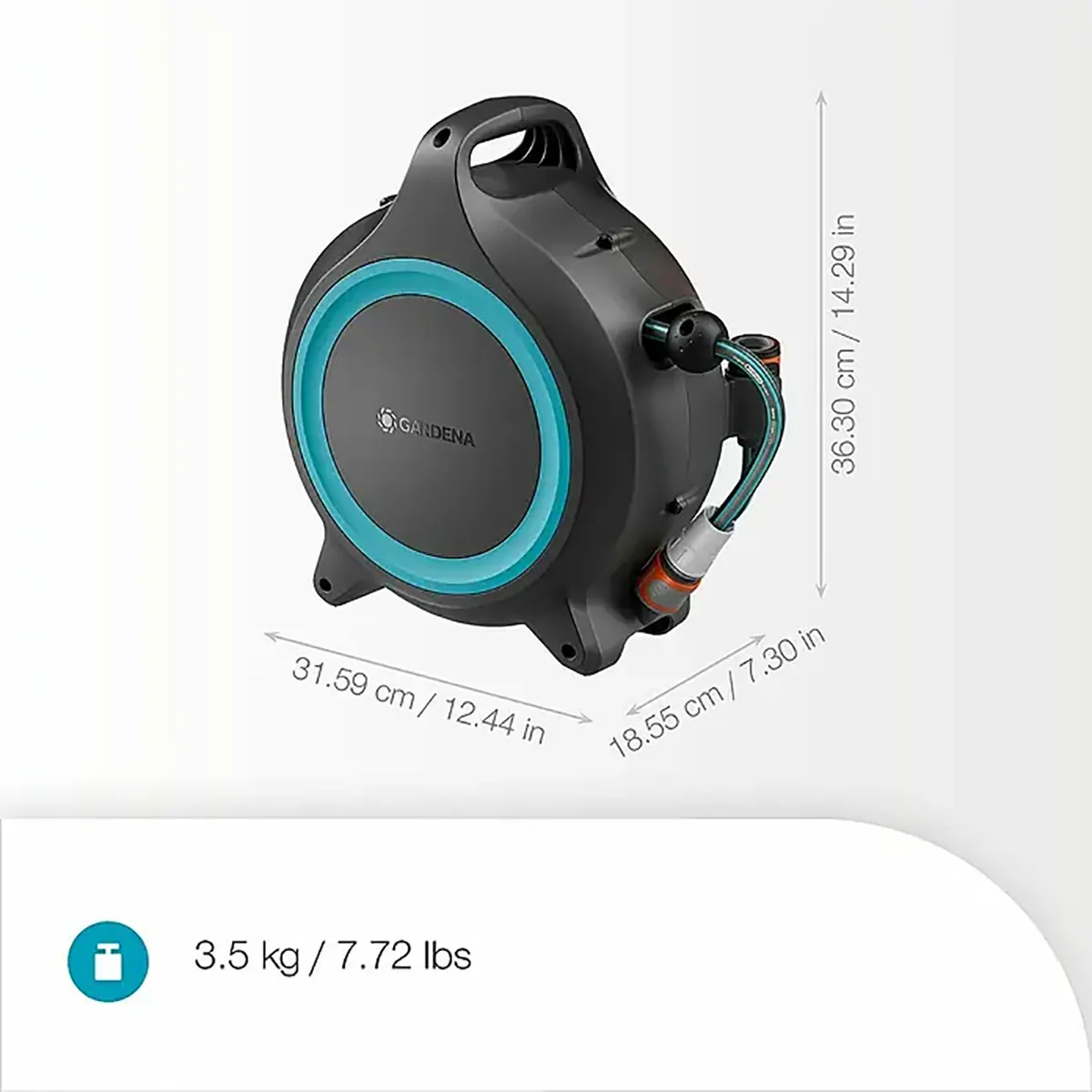 Elegante graue GARDENA MoveMatic Schlauchbox mit blauen Akzenten und einem praktischen Tragegriff; die Maße sind deutlich in Zoll und Zentimetern angegeben – diese Schlauchtrommel von GARDENA verfügt über die innovative RollControl-Technologie und bietet eine zuverlässige, mobile Bewässerungslösung für Ihren gesamten Garten.