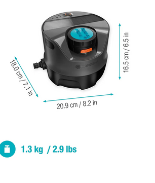 Das GARDENA AquaPrecise 16000-20 Bewässerungssystem – grau ist ein schwarz-grauer Bewässerungstimer mit einem blauen Drehknopf, der mit Maßangaben beschriftet ist und 1,3 kg (2,9 lbs) wiegt. Er wurde von GARDENA entwickelt, eignet sich ideal für die Verwendung mit dem AquaPrecise-Bewässerungssystem und ermöglicht eine automatische Rasenbewässerung für mühelose Rasenpflege.