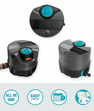 Drei Ansichten des schwarzen GARDENA Gardena AquaPrecise Vielflächenregners, ideal für die Gartenbewässerung. Mit Symbolen für die einfache Einrichtung und Planung - perfekt für jedes Solar-Bewässerungssystem.