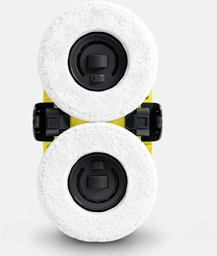 Nahaufnahme von zwei weißen, runden Reinigungspads mit schwarzer Mitte auf einem gelb-weißen Kärcher RCW 2 Roboter-Fensterreiniger – weiß von Kärcher, von oben betrachtet, die die innovative Technologie zur automatischen Fensterreinigung hervorhebt.