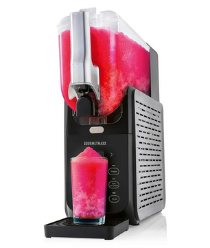 Die GOURMETmaxx FreezeUp Slush Eis Maschine - schwarz von GOURMETmaxx gibt ein rosa-weißes gefrorenes Getränk, ideal für Milchshakes oder Frozen Cocktails, in ein Glas auf der Tropfschale ab.