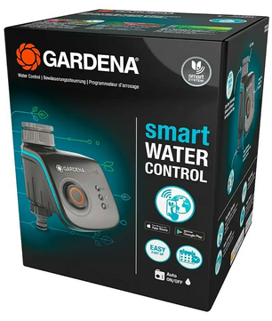 Produktverpackung des GARDENA smart Water Control Bewässerungsautomaten in Grau mit dem GARDENA-Logo und Abbildungen in schwarzen und blauen Akzenten. Dieser moderne Bewässerungsautomat eignet sich ideal für die präzise Gartenbewässerung und verfügt über das innovative GARDENA smart Water Control-System.