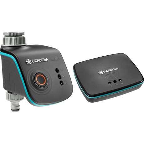 Zwei schwarze GARDENA Smart Water Control Set-Geräte mit Tasten und blauen Akzenten sind nebeneinander auf weißem Hintergrund abgebildet - ein wesentlicher Bestandteil des GARDENA smart system für die mühelose Gartenbewässerung.