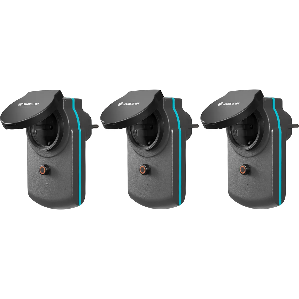 Drei „GARDENA smart Power Zwischenstecker – grau“ von GARDENA, jeweils zur Wandmontage mit Klappabdeckungen, sind nebeneinander auf weißem Hintergrund angeordnet – ideal für die Integration in das GARDENA smart System. Diese grauen Smart-Steckdosen für den Außenbereich bieten eine praktische und effiziente Lösung zur Steuerung Ihrer Geräte im Freien.