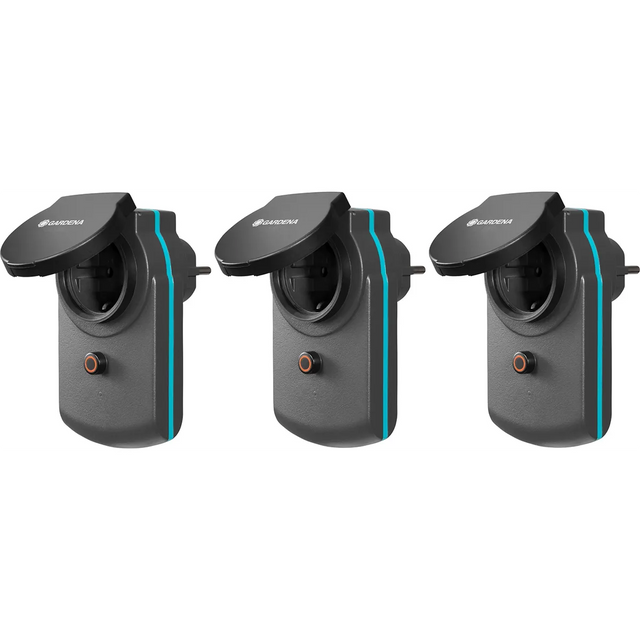 Drei „GARDENA smart Power Zwischenstecker – grau“ von GARDENA, jeweils zur Wandmontage mit Klappabdeckungen, sind nebeneinander auf weißem Hintergrund angeordnet – ideal für die Integration in das GARDENA smart System. Diese grauen Smart-Steckdosen für den Außenbereich bieten eine praktische und effiziente Lösung zur Steuerung Ihrer Geräte im Freien.