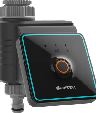 Die GARDENA Bluetooth-Bewässerungssteuerung – grau verfügt über LED-Anzeigen, einen zentralen orangefarbenen Knopf und eine Bluetooth-App-Anbindung für eine einfache Steuerung der Gartenbewässerung.
