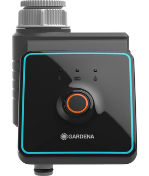 Die GARDENA Bluetooth-Bewässerungssteuerung – grau ermöglicht eine einfache Steuerung der Gartenbewässerung über eine Bluetooth-App. Sie verfügt über eine schwarze Vorderseite, einen orangefarbenen Knopf sowie Anzeigesymbole und wird von GARDENA hergestellt.