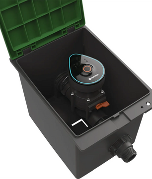 Schwarzer GARDENA 01285-20 9 V Bewässerungsventilkasten mit offenem grünem Deckel, Digitalgerät, sichtbare Ventilanschlüsse - ideal für Bluetooth-Bewässerungssteuerung und automatische Bewässerung.