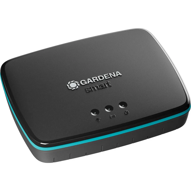 Das GARDENA smart 19005-20 Gateway in Grau ist ein intelligenter Knotenpunkt für die Gartensteuerung mit Logo und Kontrollleuchten auf der Oberseite, der mit 868 MHz-Funktechnologie arbeitet. Hier aus einer schrägen Ansicht gezeigt.
