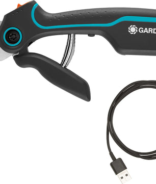 Die schwarze GARDENA AssistCut Akku-Gartenschere von GARDENA ist zusammen mit einem daneben liegenden USB-Ladekabel abgebildet.