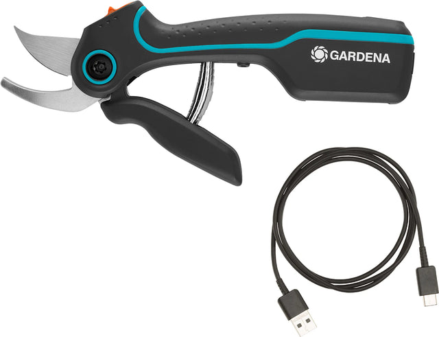 Die schwarze GARDENA AssistCut Akku-Gartenschere von GARDENA ist zusammen mit einem daneben liegenden USB-Ladekabel abgebildet.