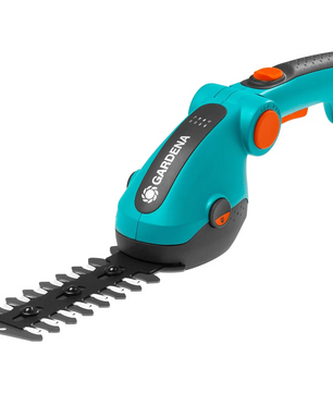 Die blaue GARDENA ComfortCut Li Akku-Gras- und Strauchschere ist ideal für die Rasenkantenpflege und den präzisen Strauchschnitt und verfügt über einen orangefarbenen Knopf zur einfachen Handhabung.