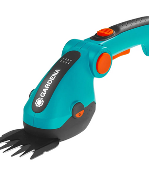 Die GARDENA ComfortCut Li Akku-Gras- und Strauchschere in Blau mit ergonomischem Griff und orangefarbenem Knopf ist ideal für präzise Rasenkantenpflege.